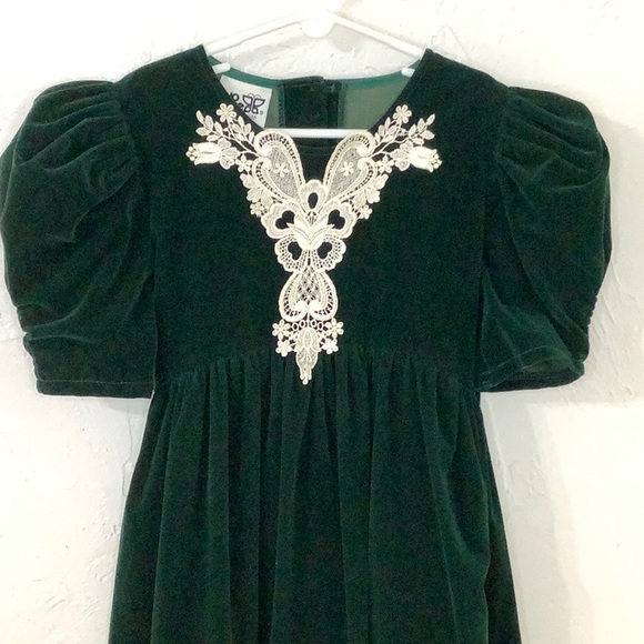 Jo Lene Other - Vintage Jo Lene Lace trim Emerald Green Velvet Holidays Bow dress SZ 8 girl EUC